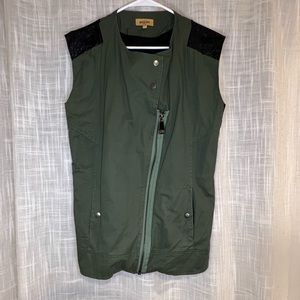 OLIVE GREEN VEST WITH ZIPPER AND LEATHER SIDES AND CAPS